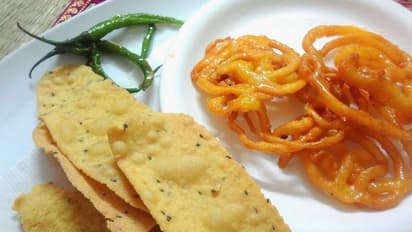 अगर आप भी हैं गुजराती खाने के शौकीन, तो चाय के साथ ट्राई करें ये 5 स्नैक्स