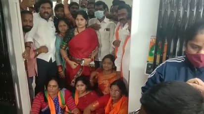 బండి సంజయ్ జన జాగరణ్ దీక్షను అడ్డుకున్న పోలీసులు, ఉద్రిక్తత