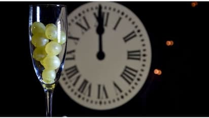 புத்தாண்டில் 12 திராட்சைகள் சாப்பிட்டால் 12 மாதங்களும் ஜம்முன்னு இருக்குமாம்.. ஒரு விநோத பழக்கம் தெரியுமா?