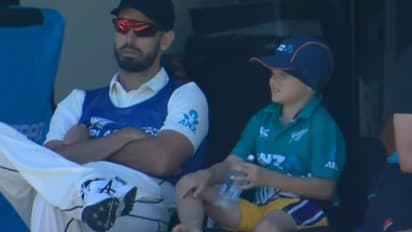 న్యూజిలాండ్ డ్రెస్సింగ్ రూమ్లో బుడతడు... క్యాన్సర్తో పోరాడుతున్న చిన్నారికి...