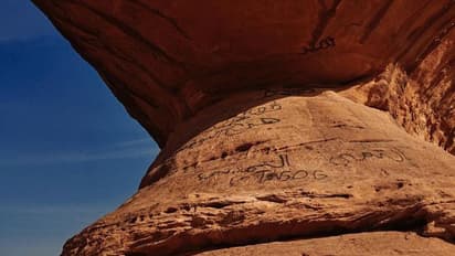 Janhvi Kapoor: தங்க சூரியனை நெற்றியில் சூடி... வித்தியாசமான உடையில் பாலைவன ராணியாக மாறிய ஜான்வி கபூர்!