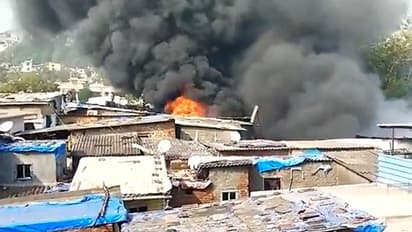 मुंबई के घाटकोपर इलाके में गोदाम में आग लगी, फायर ब्रिगेड की 8 गाड़ियां मौके पर पहुंचीं