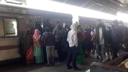 Local Train: রোজকার মতোই ভিড় ট্রেনে, নবান্নের সিদ্ধান্তে অখুশি যাত্রীরা