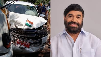 മന്ത്രി വിഎൻ വാസവന്റെ കാർ പിക്ക് അപ്പ് വാനുമായി കൂട്ടിയിടിച്ചു