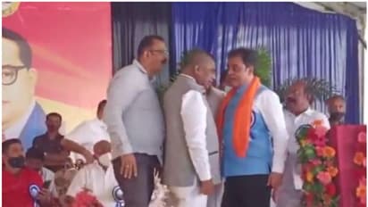 മുഖ്യമന്ത്രി സാക്ഷി, പൊതുവേദിയിൽ മന്ത്രിയും എം പിയും ഏറ്റുമുട്ടി; സുരക്ഷാ ഉദ്യോഗസ്ഥർ രക്ഷക്കെത്തി