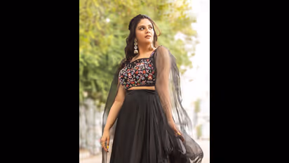 Sreemukhi: అందాల చందమామలా శ్రీముఖి.. చూడగానే మత్తెక్కించే అందాలు