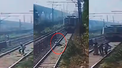तेज रफ्तार ट्रेन देख ट्रैक पर लेटा शख्स, अटक गई सभी की सांस लेकिन तभी हुआ कुछ ऐसा चमत्कार..देखिए वीडियो