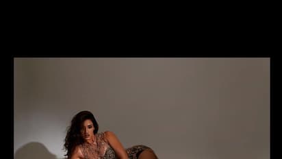 Disha Patani photos நீச்சல் உடையில்  இப்படியா போஸ் கொடுப்பது!பிங் பிகினியில் தண்ணீரில் மிதக்கும் Disha Patani