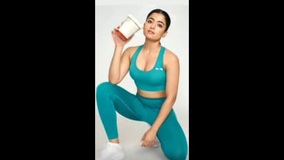 Rashmika hot photos : சட்டையை கழட்டி... சைடு போஸில் மெல்லிடையை காட்டி... இளசுகளை கிக் ஏற்றும் ராஷ்மிகா