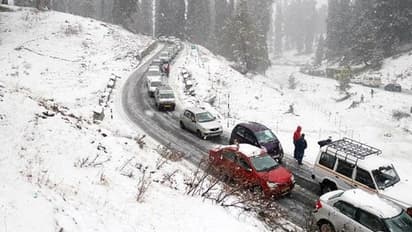 Pakistan का यह खूबसूरत Tourist Place बना आपदा क्षेत्र, 9 बच्चों समेत कम से कम 21 मौतें, 1000 Cars फंसी