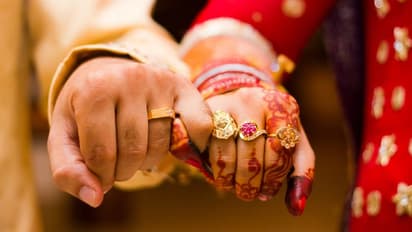 নাচতে নাচতে বিয়ে করতে গেলেন কনে, যুবতীর ছকভাঙা ভাবনার প্রশংসায় নেটিজেনরা