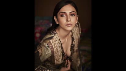 ஸ்லிம் பிட்டில் செம்ம ஹாட் போஸ் கொடுத்த ''ரகுல் பிரீத் சிங்''... இளசுகளை சுண்டி இழுக்கும் லுக்...!