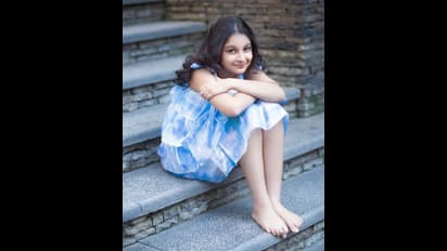 Sitara Ghattamaneni: నీలిరంగు గౌనులో చందమామలా... క్యూట్ స్మైల్ తో మెస్మరైజ్ చేస్తున్న మహేష్ కూతురు సితార