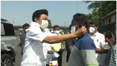 Stalin distribute mask : യാത്രക്കിടെ കാര്‍ നിര്‍ത്തി മാസ്‌കില്ലാത്തവര്‍ക്ക് മാസ്‌ക് വിതരണം ചെയ്ത് സ്റ്റാലിന്‍