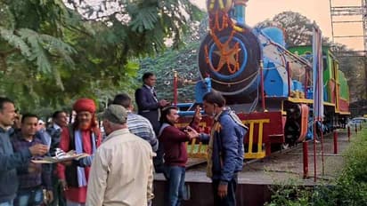 गजब नजारा: यहां कुलियों ने मनाया रेल इंजन का 88वां बर्थडे, केक भी काटा और बधाई भी दी..जानिए क्या है ऐसी खासियत