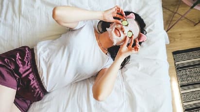 রুক্ষ ত্বকের সমস্যা দূর করতে কিংবা ত্বক উজ্জ্বল করতে লাগান টমেটো ফেসপ্যাক, রইল টমেটো দিয়ে তৈরি প্যাকের হদিশ