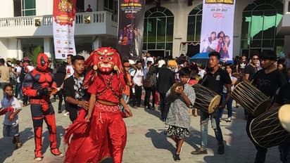 Nepal Otaku Jatra: কোভিডের মধ্যেই রঙিন নেপাল, ওটাকু যাত্রায় সামিল শয়ে শয়ে ফ্যানস, দেখুন