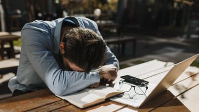 অফিসে দুপুরের খাবারের পরেই চোখ জুড়ে ঘুম? কীভাবে তরতাজা থাকবেন, জেনে নিন উপায়