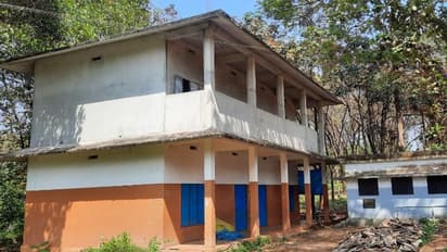 'ക്ലാസിലേക്ക് കയറാൻ 'മിന്നൽ മുരളി'യാകണോ ടീച്ചറേ', സ്കൂളിലെ കെട്ടിട നിർമാണം പൂർത്തിയായപ്പോൾ കോണിപ്പടിയില്ല