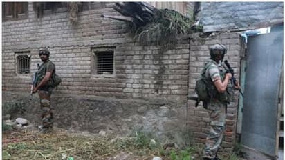 Pulwama Encounter : പുൽവാമയിൽ ഭീകരരും സുരക്ഷസേനയുമായി  ഏറ്റുമുട്ടൽ; മൂന്ന് ഭീകരരെ വധിച്ചു, ഒരാൾ പാകിസ്ഥാനി