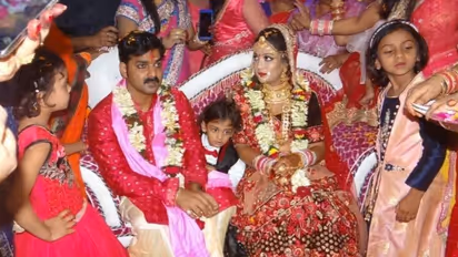 कंट्रोवर्सी स्टार हैं पवन सिंह,पहली पत्नी की हत्या का,दूसरी ने प्रताड़ना तोअक्षरा सिंह ने मारपीट का आरोप लगाया