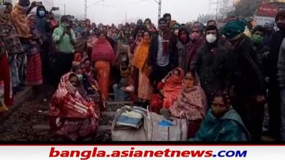 বাড়তি ট্রেনের দাবিতে ক্যানিংয়ের তালদি স্টেশনে ব্যাপক যাত্রী বিক্ষোভ, অবরোধ তুলতে মাঠে নামল জিআরপি