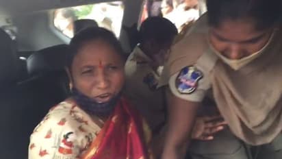 మాజీ ఎమ్మెల్యే బోడిగె శోభ అరెస్ట్... కరీంనగర్ లో ఉద్రిక్తత (Video)