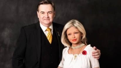 'സുന്ദരിയായ' റോബോട്ടുമായി കട്ടപ്രണയം; ഇപ്പോഴിതാ നല്ല നാള് നോക്കി വിവാഹവും!