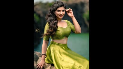 செம ஃபிட் லுக்..மெல்லிய இடையில் கை வைத்தபடி பிரக்யா நாக்ரா சொன்ன அட்வைஸ்..