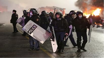 कजाकिस्तान में फ्यूल की कीमतों में बढ़ोतरी के बाद हिंसक प्रदर्शन, भारी विरोध के बाद प्रधानमंत्री का इस्तीफा