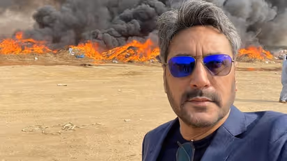 पाकिस्तानी एक्टर ने आग के सामने ली सेल्फी, जानें ऐसा क्या हुआ कि बनने लगे मीम्स