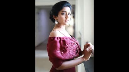 విరబూసిన రోజాలా ఆమె అందం.. ఈషా రెబ్బా స్టన్నింగ్ లుక్స్, చూపు తిప్పుకోవడం అంత ఈజీ కాదు