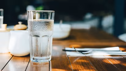 Life Management: प्रोफेसर ने छात्रों को पानी का गिलास दिखाकर पूछा “ये क्या है?” छात्रों ने दिए रोचक जबाव