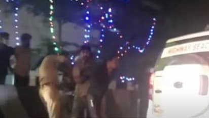 Attack Against Police : ഇടപ്പള്ളിയിൽ പൊലീസിനെ കുത്തിയാളെ പിടികൂടുന്ന ദൃശ്യങ്ങള്