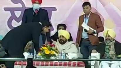 गजब पंजाब के मुख्यमंत्री! दूसरों को आदेश देने वाले CM चन्नी ने तोड़ी गाइडलाइन, मंच पर न मास्क न दो गज की दूरी