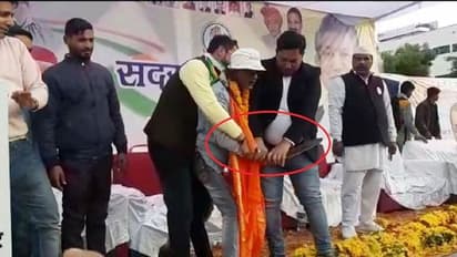 ಮಾಜಿ ಸಿಎಂ ಹರೀಶ್ ರಾವತ್ ಭದ್ರತೆ ವೈಫಲ್ಯ, ಚಾಕು ಹಿಡಿದು ವೇದಿಕೆ ತಲುಪಿದ ಯುವಕ!