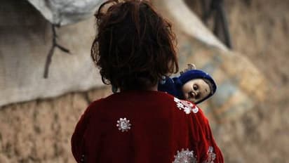 വീടില്ല, അഭയം തേടിയിടത്ത് കൊടുംതണുപ്പ് താങ്ങാനാവാതെ മരിച്ചുവീണ് പെൺകുട്ടി