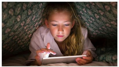 பெற்றோர்களே உஷார்..! மொபைல் உலகத்தில் மூழ்கும் பிள்ளைகள்.. காத்திருக்கும் ஆபத்துகள்...