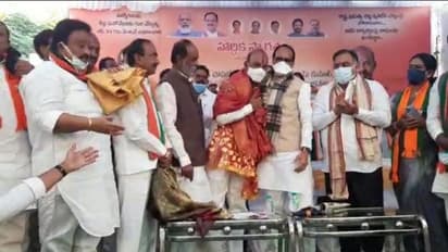 తెలంగాణ బిజెపి దూకుడు... బండి సంజయ్ ను పరామర్శించి, సన్మానించిన ఎంపీ సీఎం శివరాజ్ సింగ్ (Video)