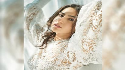 Sara Ali Khan White Outfit: ವೈಟ್ ನೆಟ್‌ ಡ್ರೆಸ್‌ನಲ್ಲಿ ಮಿಂಚಿದ ಸಾರಾ, ಫ್ಯಾನ್ಸ್‌ ಫುಲ್‌ ಫಿದಾ!