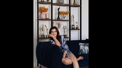 Nikki Galrani latest : பீச்சில் ஹாட் கிளப்பும் நிக்கி கல்ராணி .. திரும்பி நிற்கும் அழகே ஆளை அள்ளுதே...