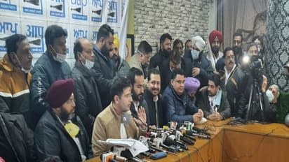Punjab Election 2022 : टिकट बंटवारे को लेकर आपस में भिड़े AAP कार्यकर्ता,  सह प्रभारी के सामने जमकर काटा बवाल