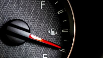 നിര്ത്തിയിട്ട ആഡംബര കാറിനുള്ളില് 10 മൃതദേഹങ്ങള്, ദേഹമാകെ മുറിവുകളും പരിക്കും!