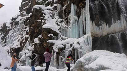 सफेद चादर में लिपटी कश्मीर वादी, भारी बर्फबारी से जनजीवन प्रभावित, देखें तस्वीरें