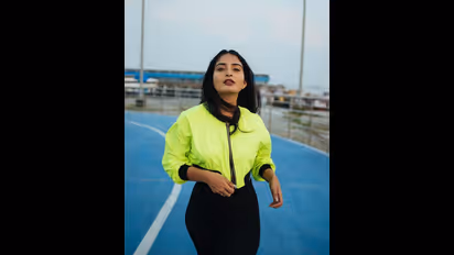 జిప్ ఓపెన్ చేసి మరీ టెంప్ట్ చేస్తున్న 'వకీల్ సాబ్' భామ.. మత్తెక్కించే ఫోజులతో మంచి కిక్కు