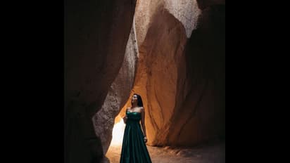 கிரீன் ஸ்ட்ரிப்ஸ் சீவ்லெஸ் மேலாடை..கள்ளச்சிரிப்பு..விரல் நுனியை கடித்தபடி சூடேற்றும் பார்வதி நாயர்..