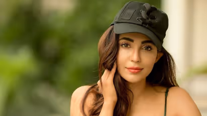 அம்புட்டு பேரும் அவுட்! நெஞ்சை நிமிர்த்தி படு ஹாட் போஸ் கொடுத்து.. இளம் நெஞ்சங்களை மூச்சு முட்ட வைத்த பார்வதி