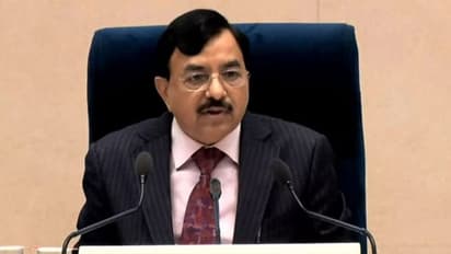 கொரோனாவால் பாதிக்கப்பட்டவர்கள் தபால் வாக்களிக்கலாம்.. தேர்தல் ஆணையர் அதிரடி அறிவிப்பு.