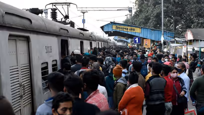 புறநகர் ரயிலில் பயணிக்க தடுப்பூசி கட்டாயம்.. புதிய கட்டுப்பாடுகள் அமலுக்கு வந்தது.. என்னென்ன தெரியுமா?