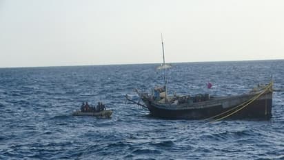 PAK की 'साजिश' नाकाम, तटरक्षक बल ने 10 पाकिस्तानियों को किया गिरफ्तार, नाव भी जब्त, जांच जारी